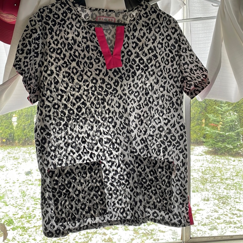 Women’s scrub top